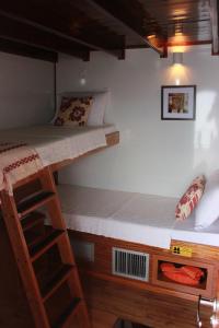 马瑙斯MV Desafio的一间卧室设有两张双层床和梯子