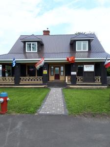 坎贝尔顿Dans les draps de Morphee的前面有旗帜的黑房子