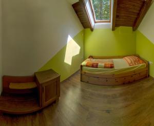 StrmicaHoliday House Vodice na Lazu的一间卧室设有两张单人床和一个窗户。