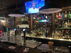 阿姆斯特丹Hotel 55 - City Centre的酒吧里有很多瓶装酒精饮料
