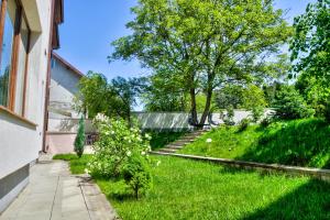 布拉索夫城市公寓式酒店的一座花园,设有通往大楼的楼梯