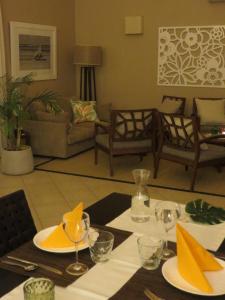 格兰高伯Villa Kreola的客厅配有一张带黄色餐巾的桌子
