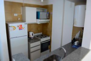 科尔多瓦Santorini 1的小厨房配有冰箱和微波炉。
