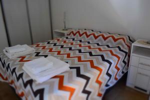 科尔多瓦Santorini 1的一间卧室配有橙色和白色的床