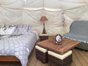加瓦尔尼Tipis nature的一间卧室配有一张床,帐篷内配有一张桌子