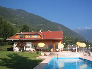 切尔梅斯Weihergut的山前带游泳池的房子