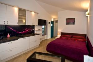 普拉维拉达马客房公寓的卧室配有床和盥洗盆