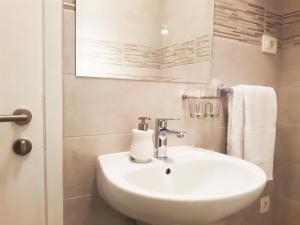 斯普利特Tajc Rooms的浴室配有盥洗盆、镜子和毛巾