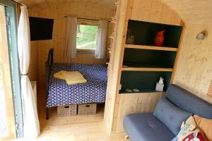 DoltonThe Lookout Shepherd's Hut的一间小房间,在一个小房子里配有双层床