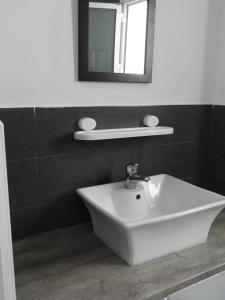 哈马马特Appartement quartier Dar Sebastian, Hammamet的浴室设有白色水槽和镜子