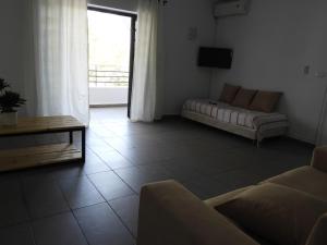 哈马马特Appartement quartier Dar Sebastian, Hammamet的带沙发、桌子和窗户的客厅