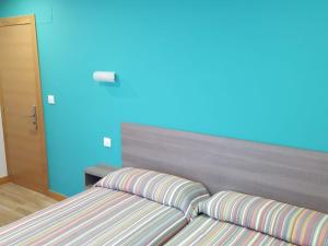 拉雷多罗西旅馆的一张床上有两个枕头的房间