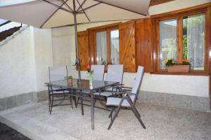 哈卡La terraza del Sauce的庭院内桌椅和遮阳伞