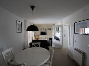 卡斯特尔德费尔斯Apartamento Maraka Playa Castelldefels的客厅配有白色的桌椅