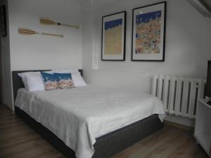 科沃布热格Apartamenty Starówka的卧室配有一张墙上有两张照片的床。