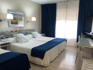 阿尔内多维尔雷酒店的酒店客房设有两张床和电视。