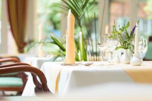 居斯特罗因瑟尔斯库尔豪斯酒店的配有酒杯和蜡烛的白色桌子