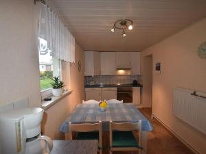 克勒珀林Wonderful Apartment in Elpe with Garden的一间厨房,里面配有蓝色的桌子和椅子