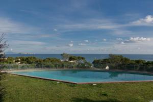 巴古尔2 bedroom apartment in Sa Punta, Begur- Sea views, terrace, pool and access to the beach (Ref:H29)的一座背景海洋的游泳池