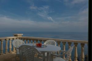 巴古尔3 bedroom apartment in Aiguafreda, Begur. Sea views and Terrace (Ref:H26)的阳台配有桌椅