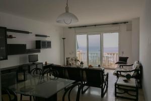 巴古尔3 bedroom apartment in Aiguafreda, Begur. Sea views and Terrace (Ref:H26)的客厅配有桌椅和窗户。