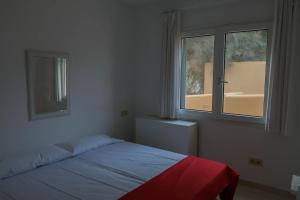 巴古尔3 bedroom apartment in Aiguafreda, Begur. Sea views and Terrace (Ref:H26)的一间卧室设有一张床和一个窗口
