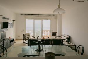 巴古尔3 bedroom apartment in Aiguafreda, Begur. Sea views and Terrace (Ref:H26)的客厅设有餐桌,享有美景。