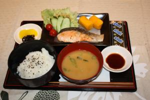 冈山自由式冈山酒店的汤米和蔬菜的食品托盘
