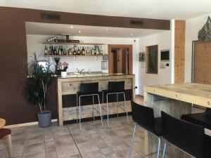 摩德纳迪-坎皮格里奥RTA托雷德布伦塔酒店的一间厨房,内设一个带凳子的酒吧