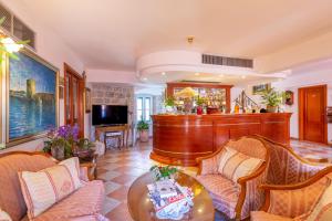 斯顿牡蛎酒店的客厅配有沙发和桌子