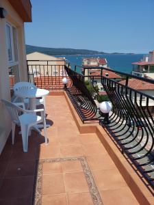 普里莫尔斯科Guest House Adriya的一个带桌椅的海景阳台