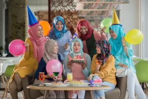 泗水KHAS Surabaya的一群妇女参加生日派对,并配上蛋糕