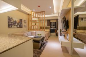 宿务Avida Towers Cebu 2017, Fast wifi 195mbps, Netflix 50in Smart TV的厨房、带沙发的客厅和客厅