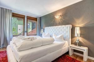 塞巴特阿尔贝克Haus Kieferngrund的卧室设有一张白色大床和一扇窗户。