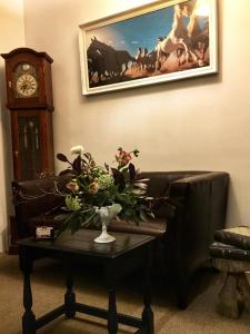 阿尔贝特斯隆海思迪丽住宿加早餐旅馆的客厅配有沙发和带时钟的桌子