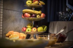 卡尔马威特第一酒店的桌子上三层上展示水果