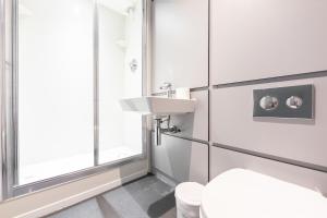 爱丁堡爱丁堡大厅欧元旅馆的一间带水槽和卫生间的浴室