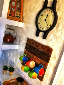 阿尔贝特斯隆海思迪丽住宿加早餐旅馆的墙上的时钟,有色彩缤纷的物体