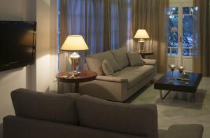 帕罗奇亚道基萨酒店的带沙发和电视的客厅