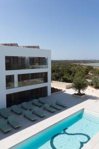 埃斯普霍斯Sa Pedrera Suites & Spa的享有带游泳池的建筑景致