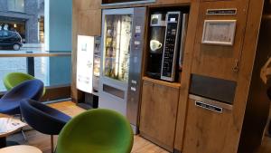 汉堡汉堡圣保利展览馆宜必思快捷酒店的餐厅的饮料机,带绿椅