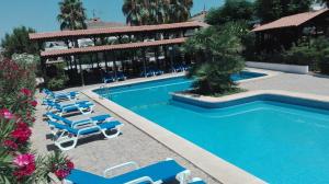 奇瓦拉卡雷塔酒店的一个带躺椅的游泳池,一个度假村