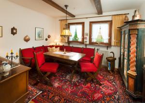 特拉本特拉巴赫Fewo Beate Gensich的用餐室配有红色椅子和木桌