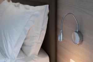 加尔达Hotel Imperial ***S的一张带枕头的床和墙上的老鼠