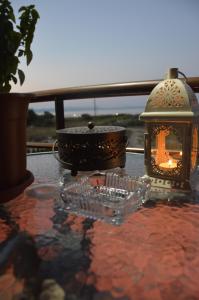 奥马斯帕纳吉亚斯Ktima Argiri的桌子上的灯笼和蜡烛