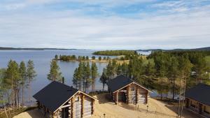 伊纳利Wilderness Hotel Inari & Igloos的湖景小木屋的空中景致