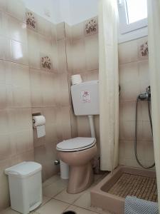 卡马利艾克佑酒店的一间带卫生间和窗户的小浴室
