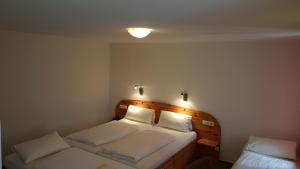 弗莱堡Hotel Gasthaus Rössle的一间卧室设有两张床和木制床头板