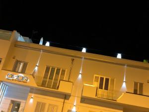 切萨雷奥港Onda B&B的一座建筑,晚上有灯