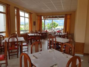 CamponarayaHostal Orly的用餐室设有桌椅和窗户。